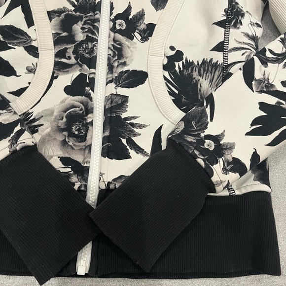 [US2]Lululemon scuba Hoodie Black/ White Floral Pattern - Picture 4 of 14